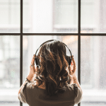 Frau mit Kopfhörer auf hört nicht was der Online Business Markt sagt