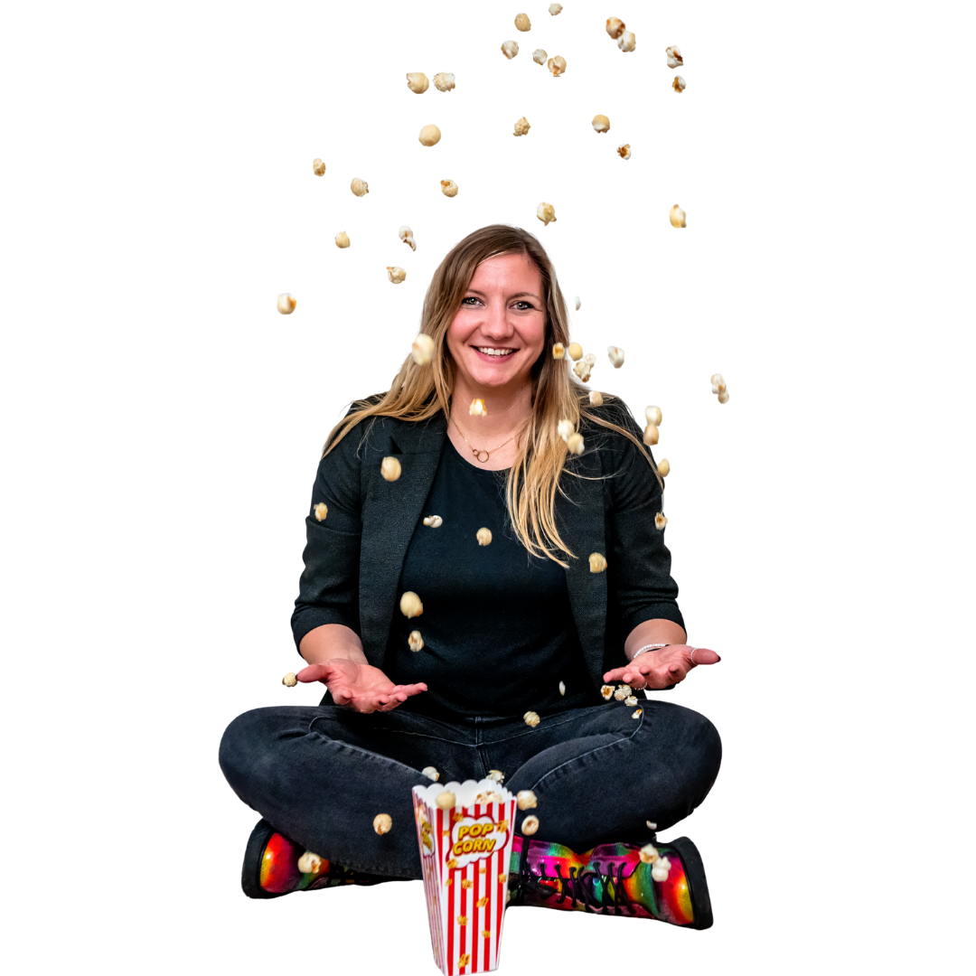 Claudia mit fliegendem Popcorn