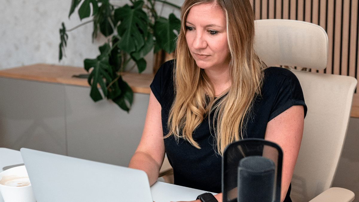 Claudia am Schreibtisch beim Newsletter-Schreiben — meine Stimme bleibt bei mir